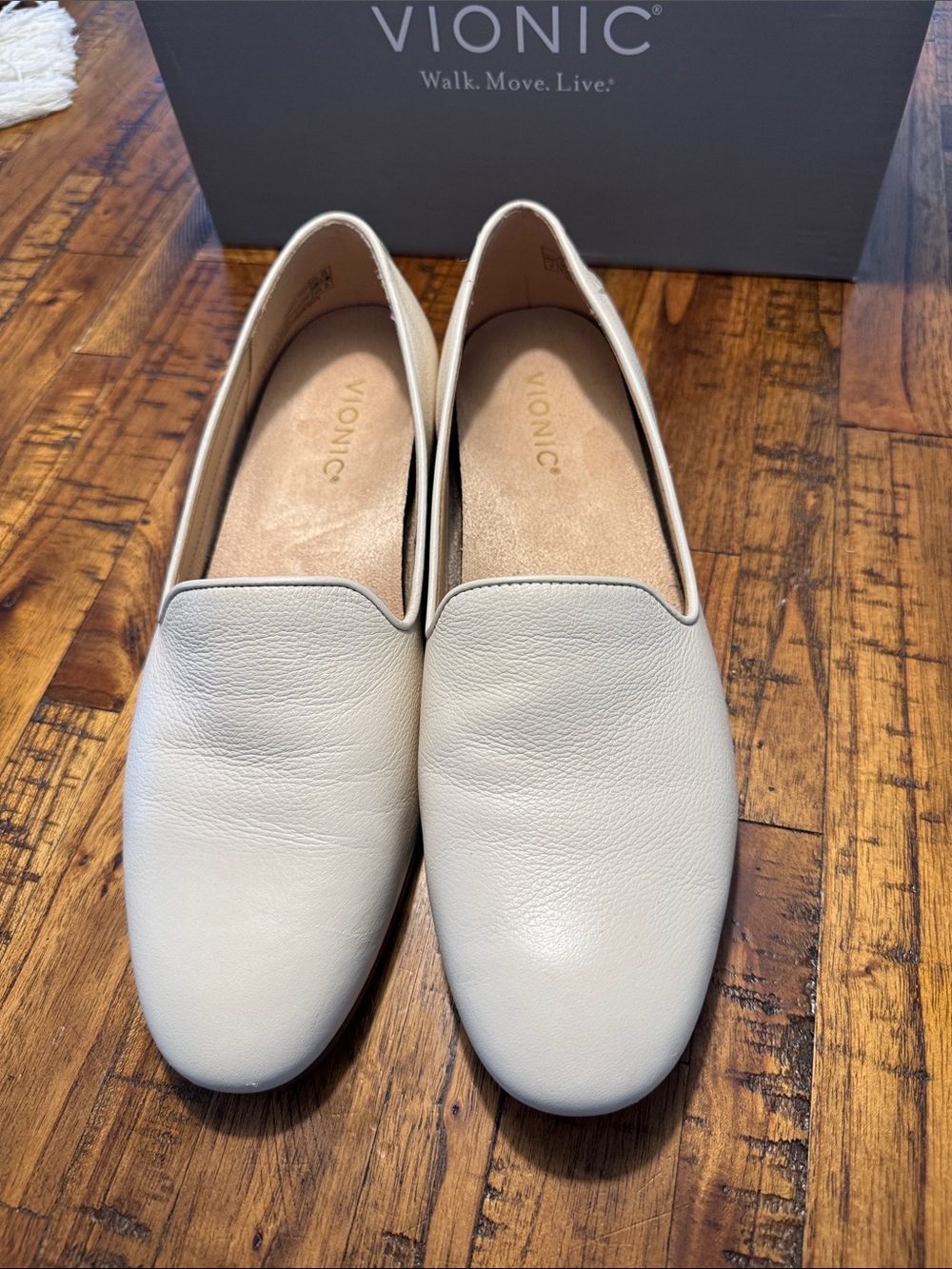 Vionic Willa ll Cream Leather Slip-On Flats